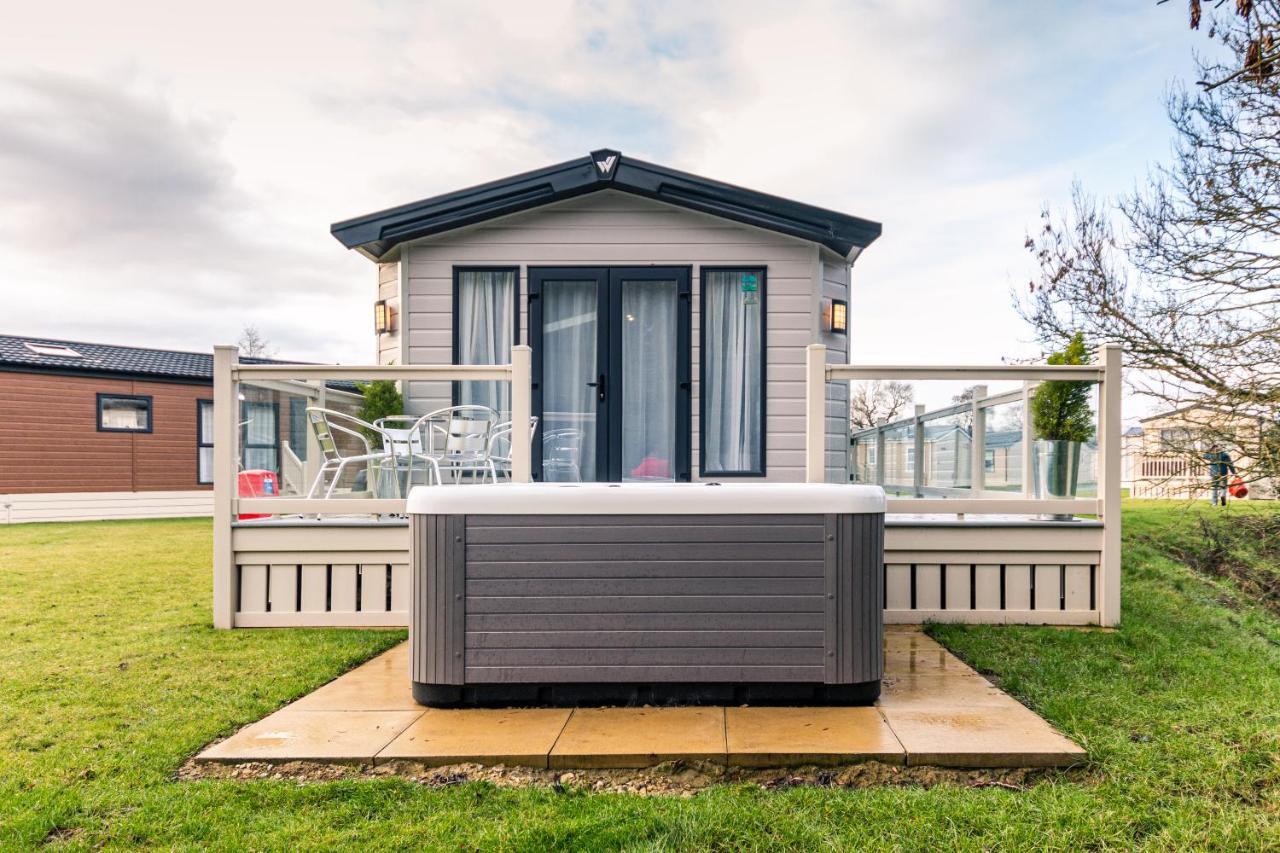 Hidden Jewel Lodge With Hot Tub York Exterior photo
