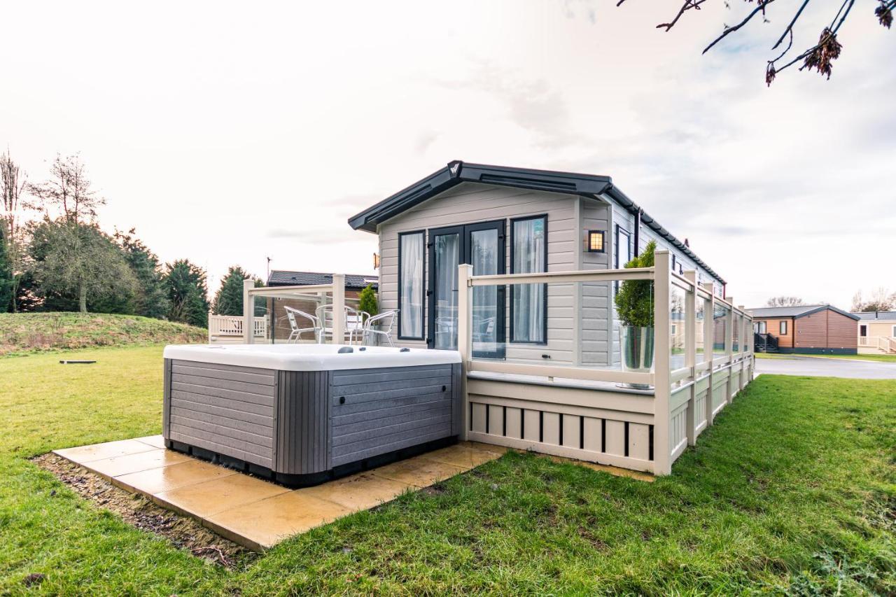 Hidden Jewel Lodge With Hot Tub York Exterior photo